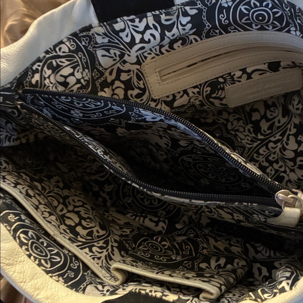 Audrey Brooke Black and Cream Tote Bag - Picture 4 of 9